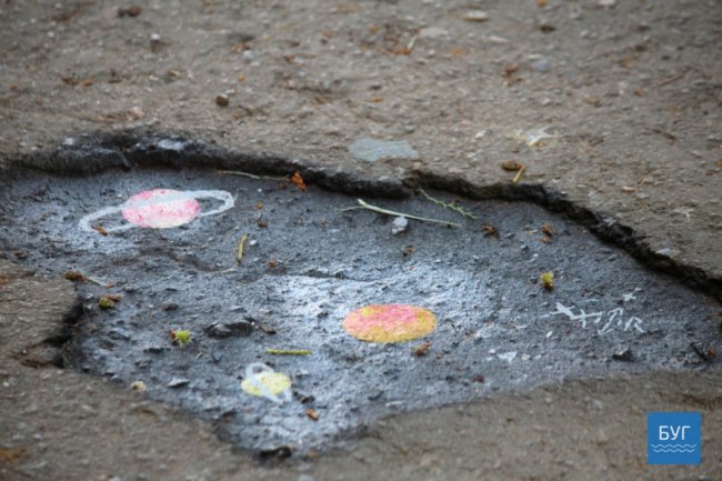 У місті на Волині вуличні художники розмалювали ями. ФОТО