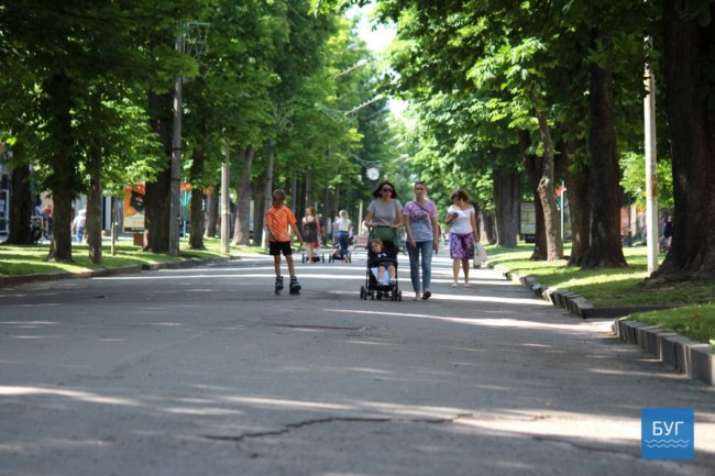 У місті на Волині вуличні художники розмалювали ями. ФОТО