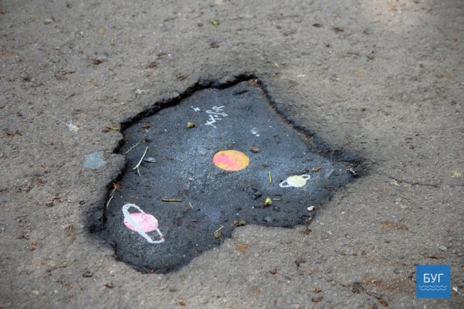 У місті на Волині вуличні художники розмалювали ями. ФОТО