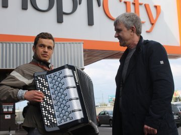  «ПортCity» придбав баян луцькому незрячому музиканту