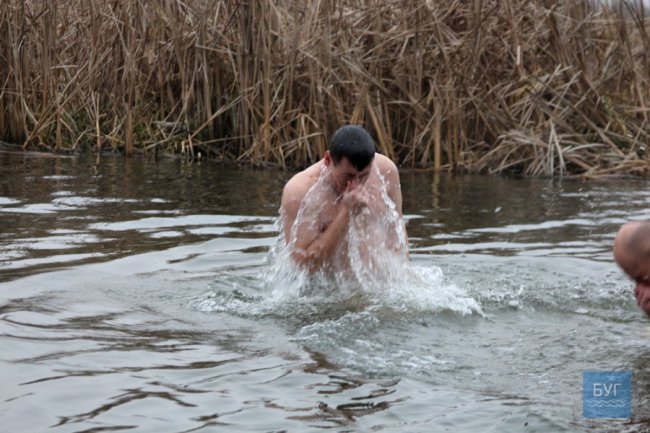 Як у Володимирі купалися на Водохреще. ФОТО