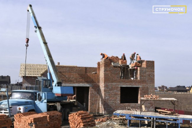 У ЖК «Струмочок» біля Луцька перша секція таунхаусів готова на 40%. ФОТО*