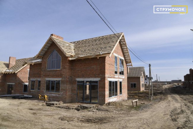 У ЖК «Струмочок» біля Луцька перша секція таунхаусів готова на 40%. ФОТО*