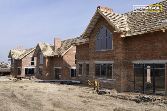 У ЖК «Струмочок» біля Луцька перша секція таунхаусів готова на 40%. ФОТО*