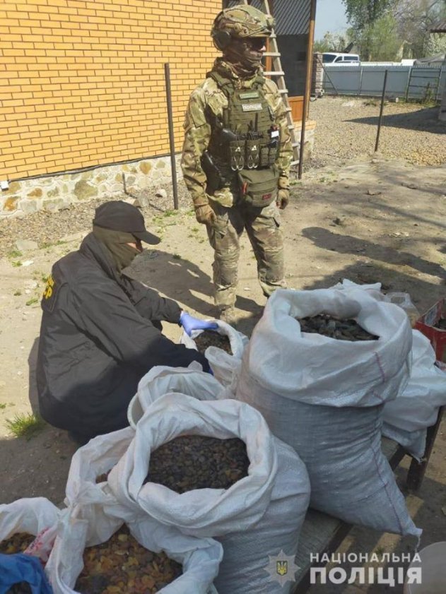 На Рівненщині викрили злочинну групу, яка організувала бурштиновий бізнес. ФОТО