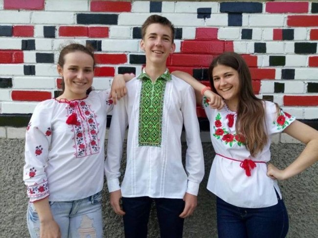 У Луцьку школа «перевдягнулася» у вишиванку