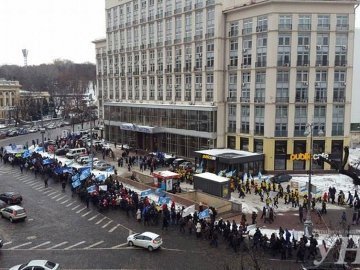 У Києві страйк: більше тисячі людей рушили до урядового кварталу