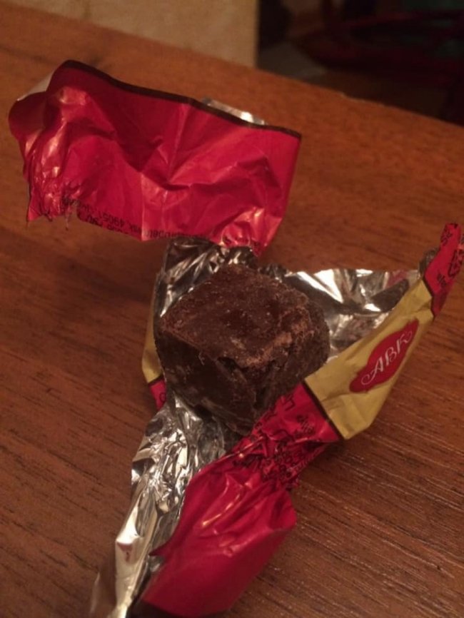 Їх уже поїли хробаки: лучанин придбав зіпсовані цукерки. ФОТО