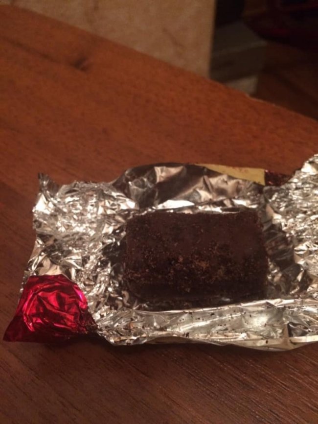 Їх уже поїли хробаки: лучанин придбав зіпсовані цукерки. ФОТО