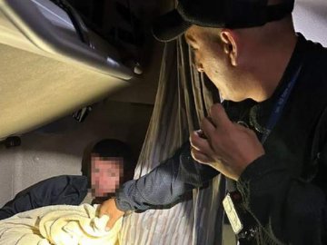 Суд на Волині оштрафував 29-річного далекобійника на 204 тисячі за перевезення ухилянта під ковдрами