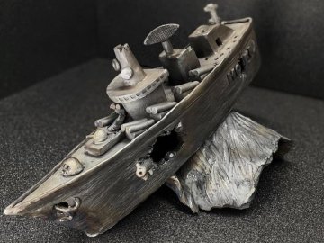 Волинський гончар змайстрував корабель «Москва» з продірявленим бортом