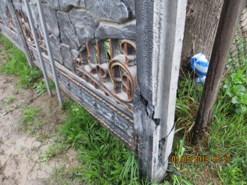 Розшукують водія, який розтрощив паркан біля кладовища у селі під Луцьком. ФОТО