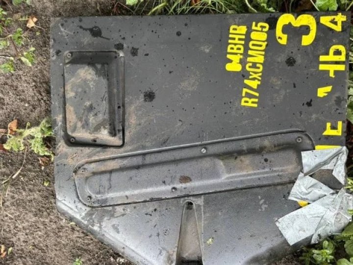 У Києві уламки дрона впали біля школи