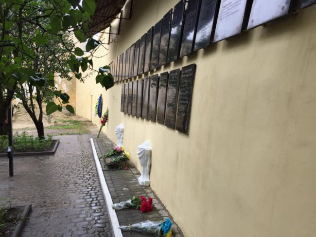 У Луцьку вшанували розстріляних в'язнів тюрми. ФОТО