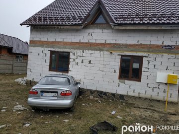На Волині п'яний «в дрова» водій протаранив огорожу і врізався у новобудову. ФОТО