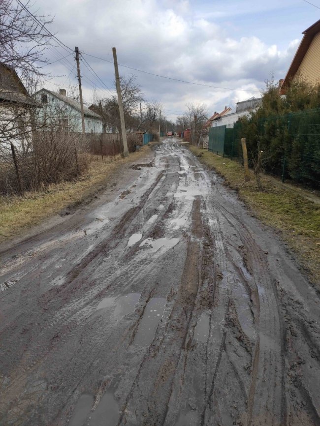 Застрягають автівки: кілька вулиць Каменя-Каширського потопають в болоті. ФОТО
