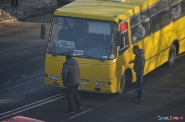 У Луцьку - тролейбусний затор. ФОТО