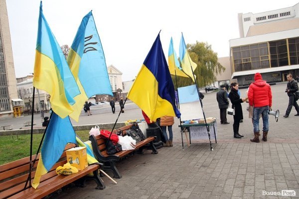 На Євромайдані у Луцьку почали розгортати наметове містечко. ФОТО