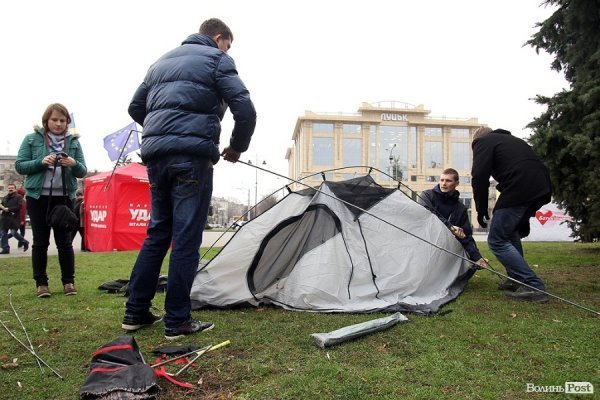 На Євромайдані у Луцьку почали розгортати наметове містечко. ФОТО