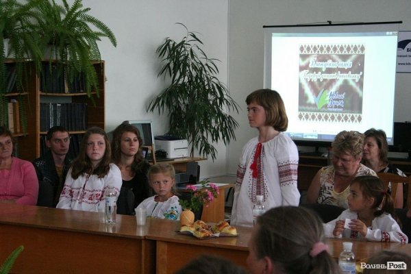 Луцьким дітям-сиротам подарували вишиті сорочки