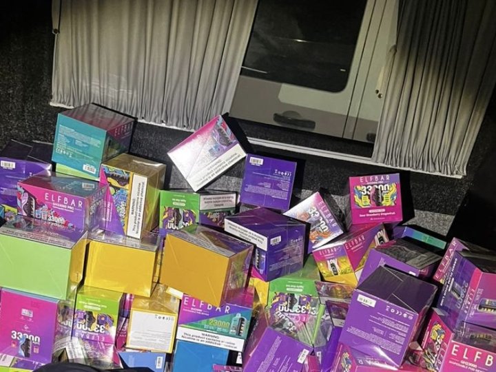 На посту «Устилуг» у водія знайшли тайник у підлозі вантажного фургона з цигарками