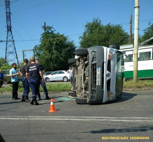 У Луцьку на дорозі перекинувся бус. ФОТО