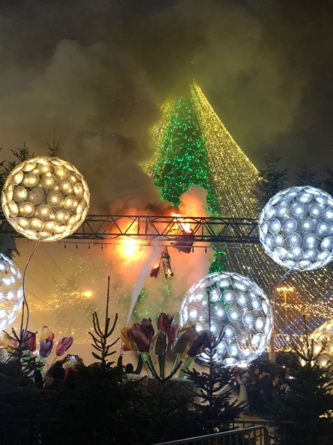 У Києві спалахнула прикраса на головній ялинці країни. ВІДЕО