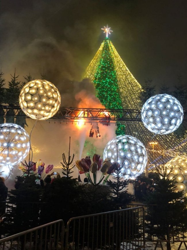 У Києві спалахнула прикраса на головній ялинці країни. ВІДЕО