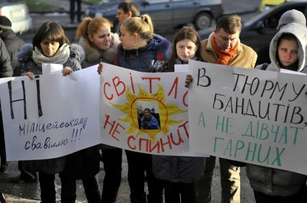 Як прокуратурі Луцька дарували портрети Януковича. ФОТО