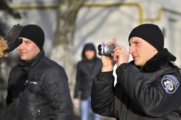 Як прокуратурі Луцька дарували портрети Януковича. ФОТО