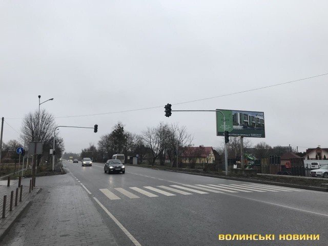 На автодорозі Луцьк-Рованці встановлюють світлофори. ФОТО
