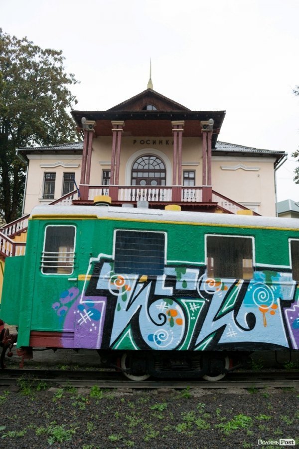 У Луцьку «вандали» розмалювали дитячий поїзд. ФОТО