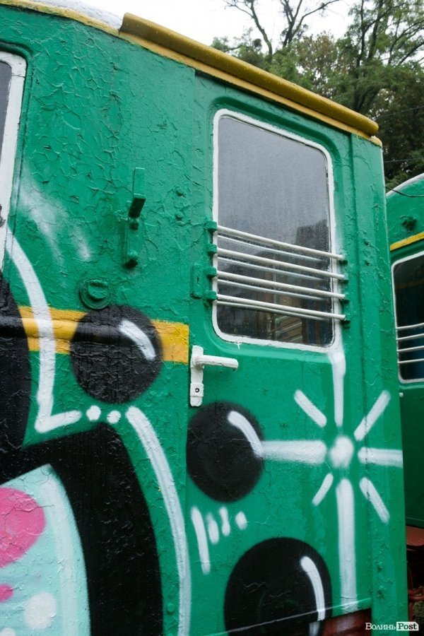 У Луцьку «вандали» розмалювали дитячий поїзд. ФОТО