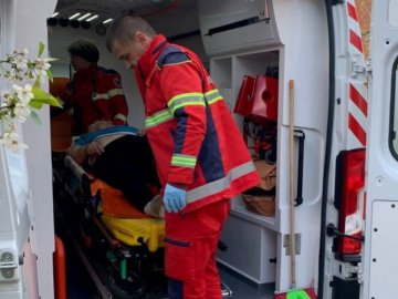 На Волині рятувальники допомогли жінці з інсультом, яка була зачиненою у квартирі