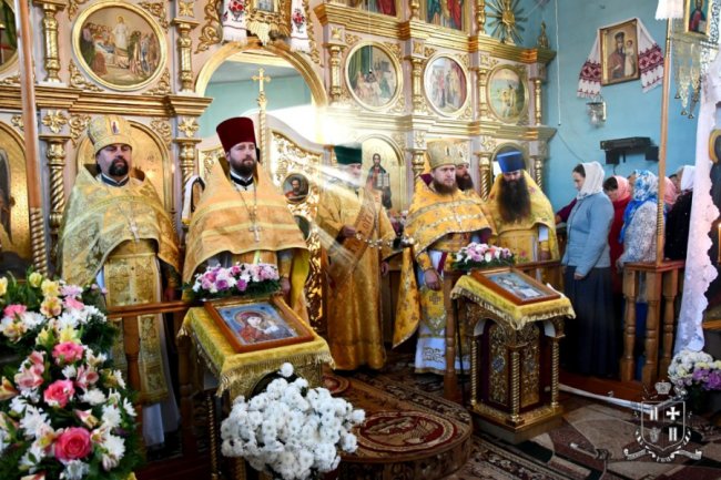 Килим з квітів та грамоти: очільник УПЦ (МП) Нафанаїл відслужив у волинському храмі. ФОТО