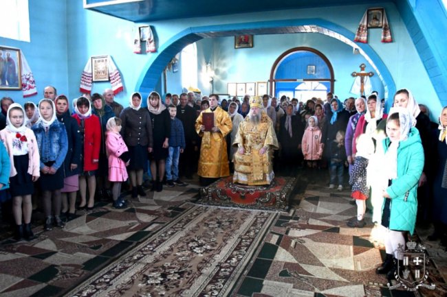 Килим з квітів та грамоти: очільник УПЦ (МП) Нафанаїл відслужив у волинському храмі. ФОТО