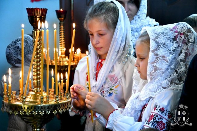 Килим з квітів та грамоти: очільник УПЦ (МП) Нафанаїл відслужив у волинському храмі. ФОТО