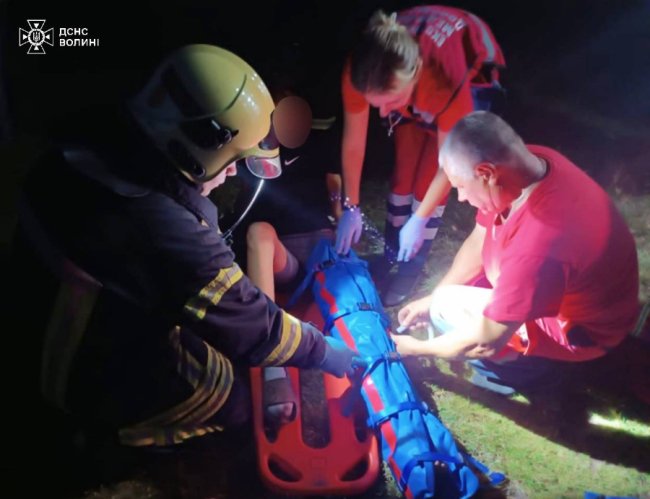 На Волині рятувальники допомогли дитині, якій під час ДТП затисло ногу в мотоциклі. ФОТО