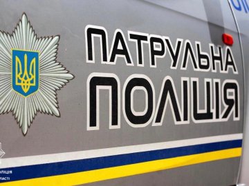 У Луцьку поліцейські доставили додому чоловіка, який загубився через проблеми з пам`яттю 