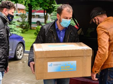 Дві волинські лікарні отримали 1400 швейцарських ІФА-тестів, що визначають антитіла до COVID-19. ФОТО