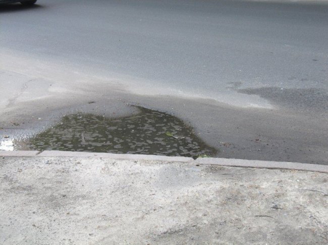 Закатані в асфальт люки: скандальний ремонт дороги у Володимирі