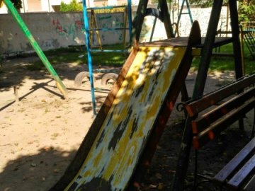 Ніби після війни: у Луцьку скаржаться на аварійний дитячий майданчик. ФОТО