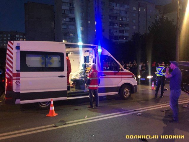 Перекинута автівка вилетіла назустріч: у Луцьку зіткнулися фура, бус та легковик. ФОТО