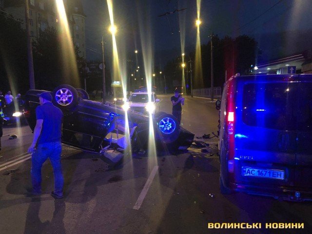 Перекинута автівка вилетіла назустріч: у Луцьку зіткнулися фура, бус та легковик. ФОТО