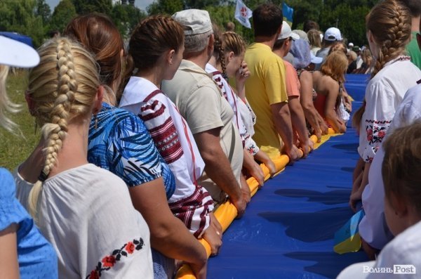 Під Берестечком розгорнули прапор України довжиною 60 метрів. ФОТО