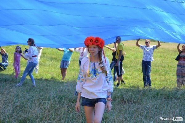 Під Берестечком розгорнули прапор України довжиною 60 метрів. ФОТО