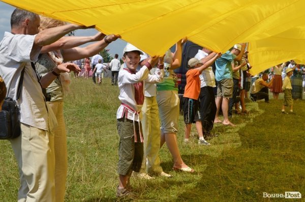 Під Берестечком розгорнули прапор України довжиною 60 метрів. ФОТО