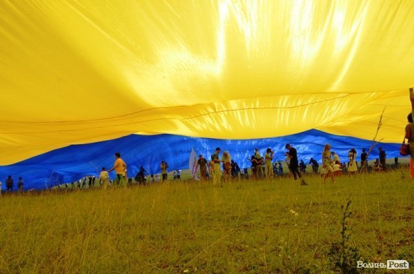 Під Берестечком розгорнули прапор України довжиною 60 метрів. ФОТО