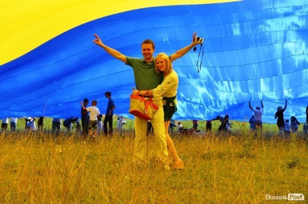 Під Берестечком розгорнули прапор України довжиною 60 метрів. ФОТО