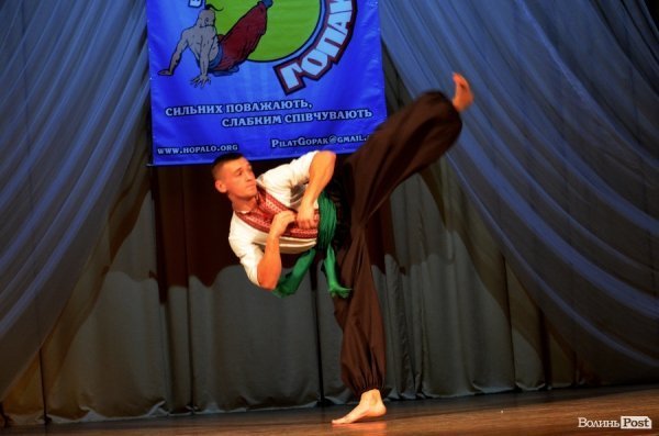 У Луцьку козаки показали свою майстерність в бойовому гопаці.ФОТО